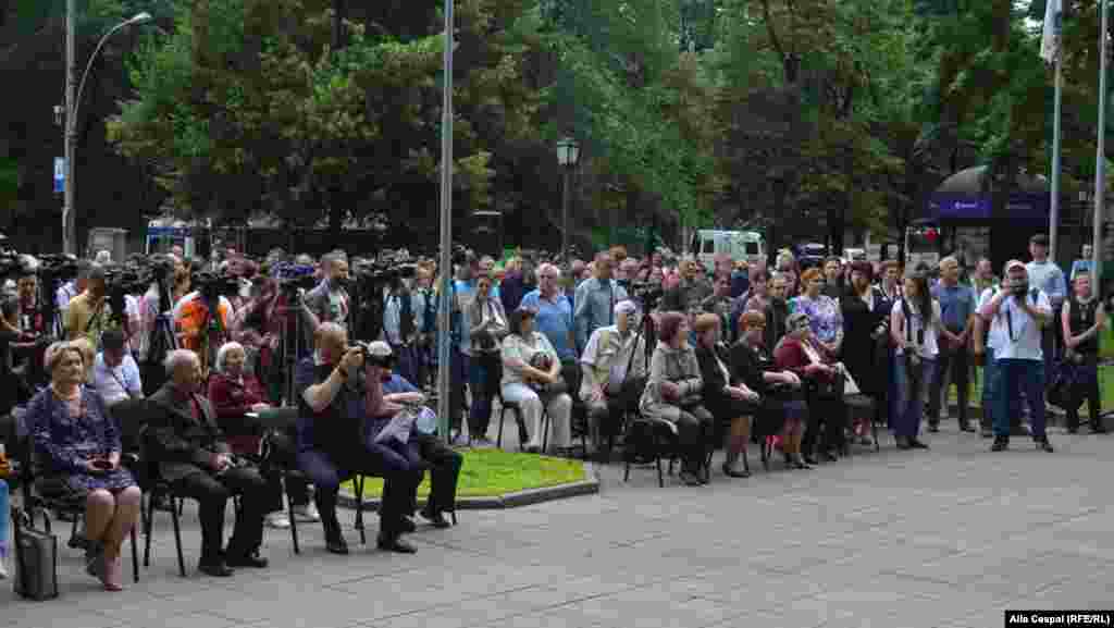Locuitori ai Capitalei ascultă raportul de activitate al primarului.