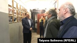 Директор музея Василий Ханевич и посетители на осмотре выставки "Солженицын и Томск"