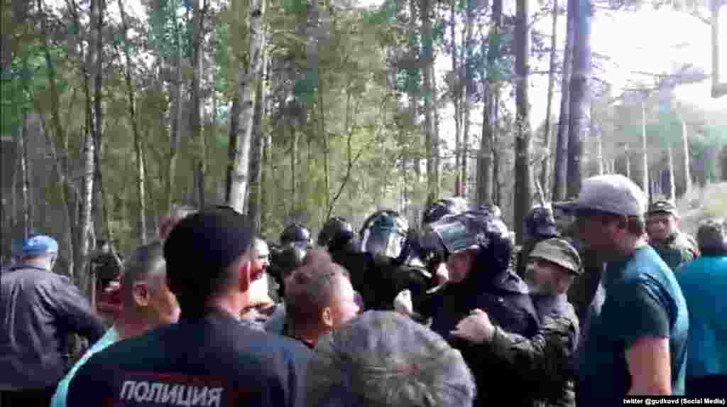 РУСИЈА - Руската полиција употребила сила за да ги растера демонстрантите кои протестирале против уништување на шума во близина на Москва. Жителите на Ликино-Дулево, град во близина на Москва го блокираа пристапот до патот каде треба да се гради нова депонија во близина на шума.