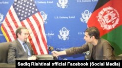 د افغانستان لپاره د امریکا سفیر جان بس (چپ) په کندهار کې په یوه ځانګړې مرکه کې د ازادي راډیو د خبریال محمد صادق رښتیني پوښتنې ځوابوي.