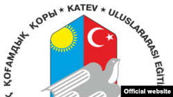 Қазақстандағы қазақ-түрік лицейлеріне демеушілік көрсететін KATEV халықаралық қоғамдық қорының логосы.