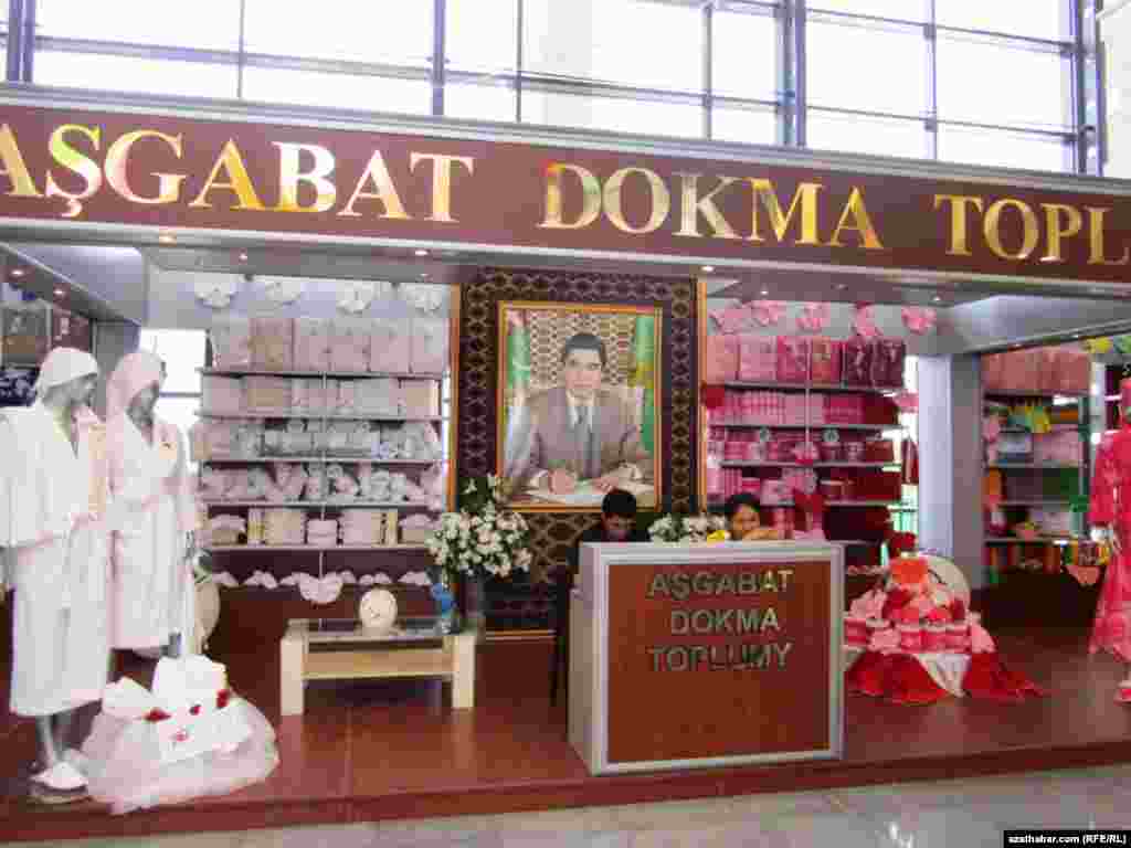 3-nji iýunda Aşgabatda “Türkmenistanyň dokma senagatynyň Garaşsyzlyk ýyllarynda ýeten sepgitleri we geljegi” atly dokma önümleriniň halkara sergisi açyldy. 