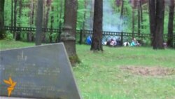 Гульбішча на Дзень Перамогі ля нямецкага пахаваньня