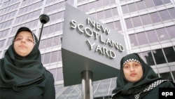 Dve žene nose hidžab preko glave ispred Novog Skotland Jarda u Londonu, 16. maj 2001.
