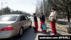 Talyp gyzlar taksa münjek bolýar.