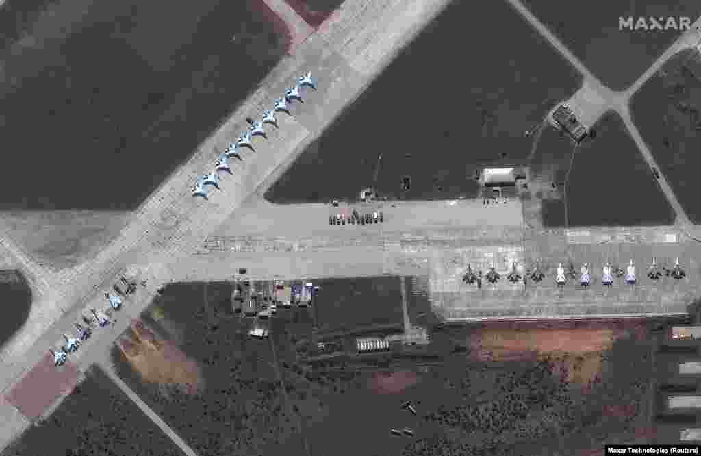 Руски воен авион во авиобазата Саки, Крим, 16 април 2021 година