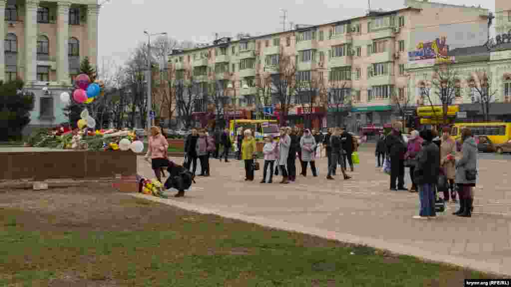 Повідомлялося, що через дії охорони й те, що не спрацювала пожежна сигналізація, люди опинилися заблокованими в кінозалах та інших приміщеннях