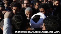 Generalul Qassem Soleimani (centru) la funeraliile unei căpetenii din Gărzile revoluționare islamice iraniene, Avhaz, Iran, 30 decembrie 2014.