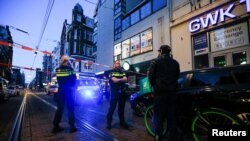 Policia holandeze pranë vendit ku u qëllua për vdekje gazetari holandez, Peter R. De Vries. Amsterdam, 6 korrik 2021.