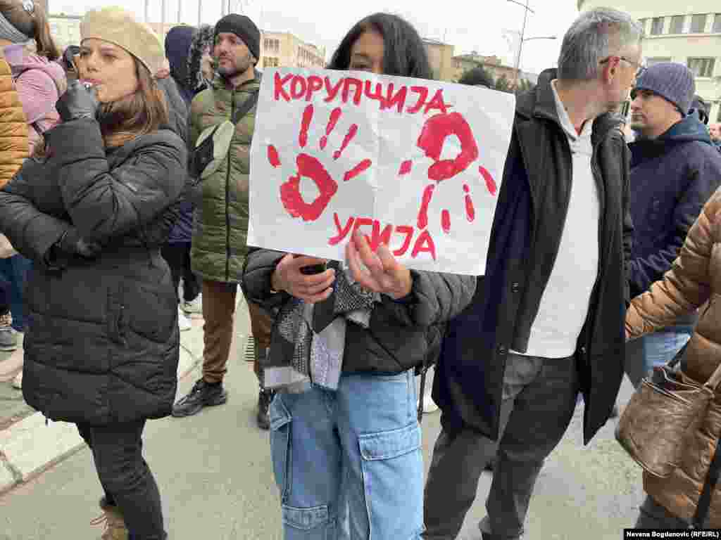 Demonstranti su pozivali na ostavku gradonačelnika Novog Sada, uz transparente sa simbolom &quot;krvavih ruku&quot; koji su postali moto protesta nakon nesreće na Železničkoj stanici,&nbsp; 3. decembar 2024.