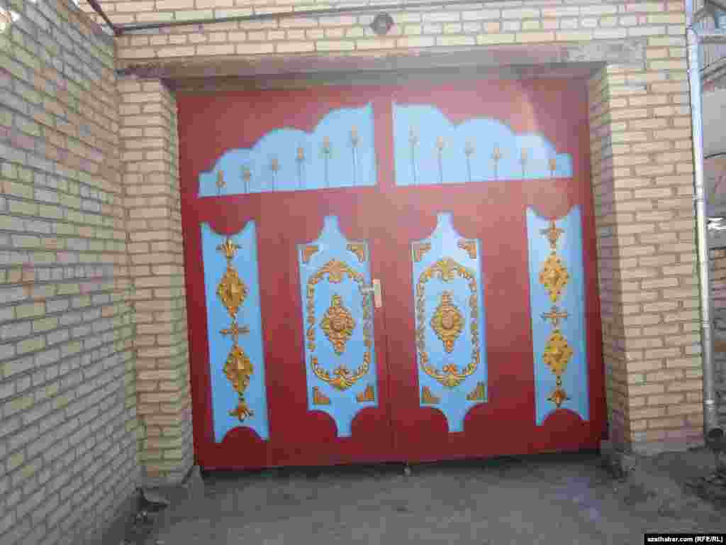 Turkmenistan. Residents of Garashsyzlyk district in Lebap province are asked to paint door and rooftops of houses to green.