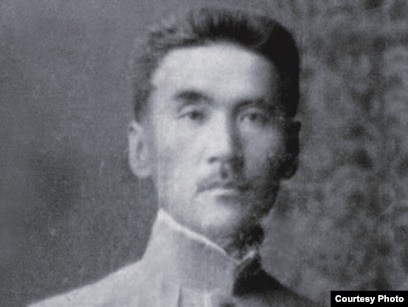 Догги стиліндегі фотода тұрған жалаңаш қыздар