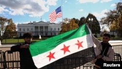 بیرق سوریه در برابر قصر سفید، همزمان با دیدار احمد الشرع از واشنگتن