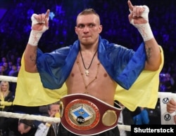 Александр Усик с украинским флагом, апрель 2015 год