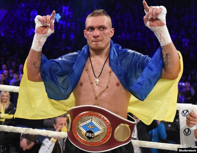 Oleksandr Usyk me flamurin ukrainas, prill 2015.