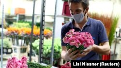 Австрійський продавець готує квіти до продажу на головному ринку Відня з нагоди часткового відкриття магазинів після того, як австрійський уряд послабив обмеження карантину