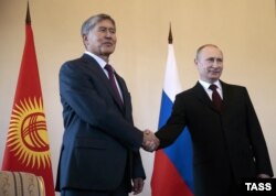 Kyrgyz President Almazbek Atambaev (left) with his Russian counterpart Vladimir Putin