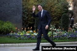Secretarul general al NATO, Mark Rutte, se îndreaptă spre Downing Street, din Londra, pentru a se întâlni cu prim-ministrul britanic Keir Starmer, pe 17 martie 2026.