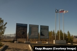 Информационные плакаты у карьера «Мир». Фото: Марина Сычева