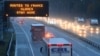 "Дороги во Францию закрыты. Оставайтесь дома", - предупреждают британских водителей дорожные указатели.
