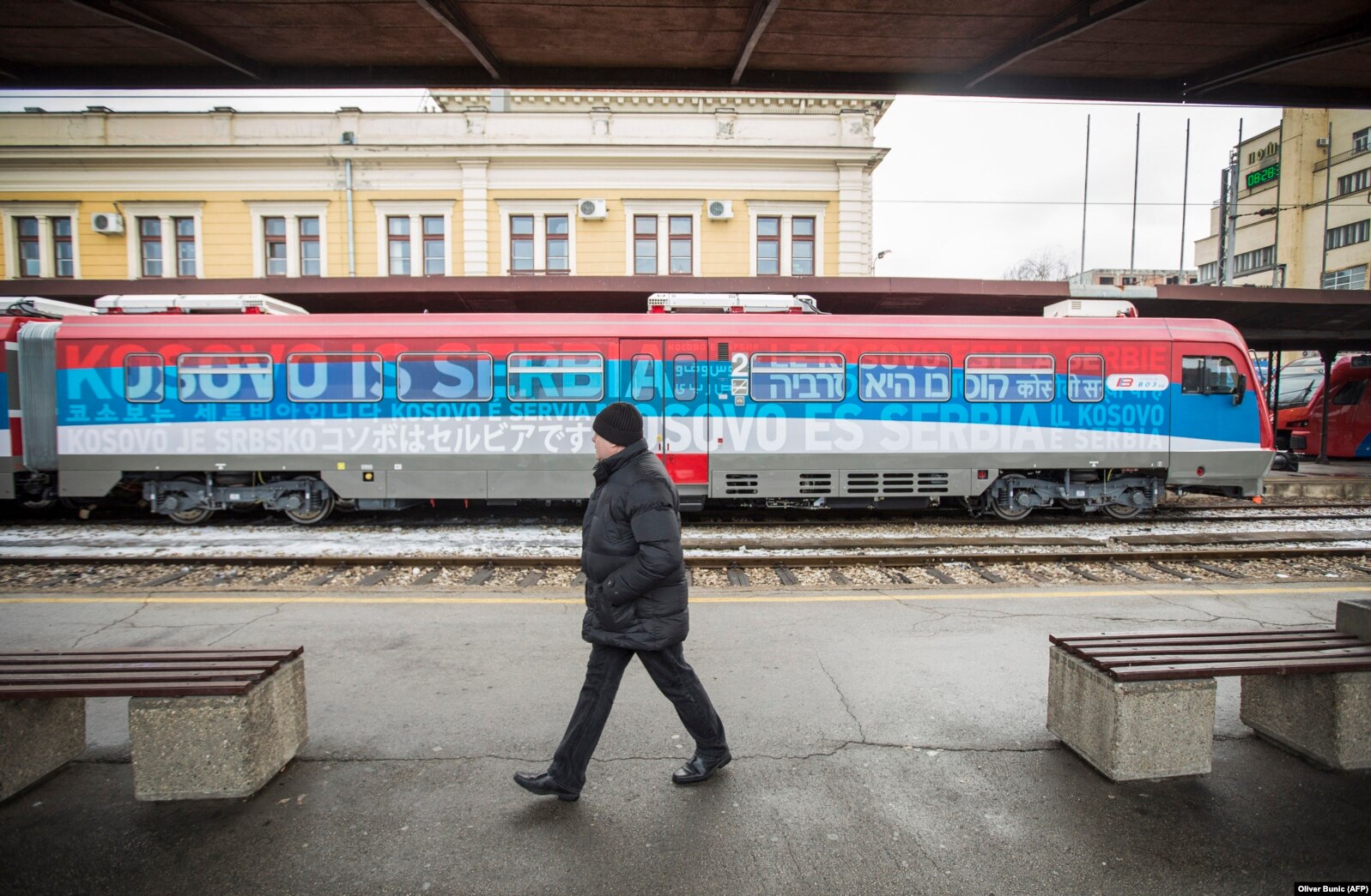 (Treni me mbishkrimin 'Kosova është Serbi', i cili u ndalua të hynte në territorin e Kosovës, AFP)