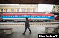 A belgrádi főpályaudvar Koszovót Szerbia részének nevező vonatfelirattal 2017. január 14-én
