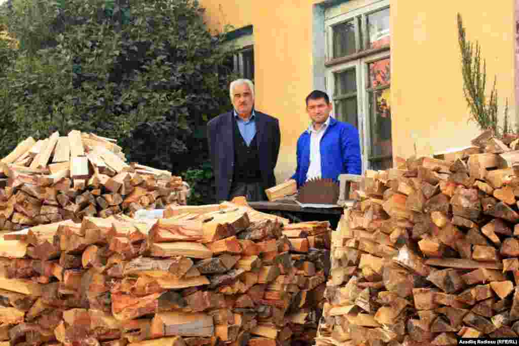 Oğlu ilə odun satıcılığı ilə məşğul olan Əliəşrəf bəy Bakı-Tbilisi-Qars dəmir yolu xəttinin açılmasından ümidli danışır. O deyir ki, bu bölgə mərkəzi hökumətin o qədər də diqqəti mərkəzində deyil. Bəlkə bu layihə reallaşdıqdan sonra insanlar öz-özlərinə gün ağlayarlar.