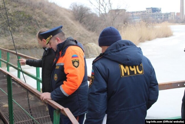 Остання «подійна» новина про «міністра МНС» Сергія Іванушкина. 30 березня він обстежив в Міусинську (входить до складу міськради Хрустального, колишнього Красного Луча) підтоплення через підвищення рівня води у водосховищі Штергрес