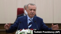 Turski predsjednik Redžep Tajip Erdoan prilikom obraćanja parlamentarcima sjevernog Kipra u Nikoziji, 19. juli 2021. 