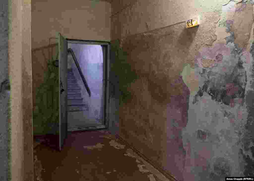 В 2003 году правительство Латвии рассекретило объект и открыло эту дверь для посетителей. Дверь ведет в подземное убежище с 90 комнатами, построенное на случай ядерного удара. Толщина внешних стен из прочного бетона - пять метров. В советские времена дверь охранял офицер, который открывал только тем, кто называл правильный пароль.
