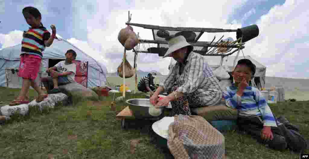 Women cook near a yurt, the traditional portable dwelling on nomads, on Kyrgyzstan&#39;s Suu-Samyr plateau, 2,500 meters above sea level, near the ancient Silk Road network of trade routes between the East and West. (AFP/Vyacheslav Oseledko)