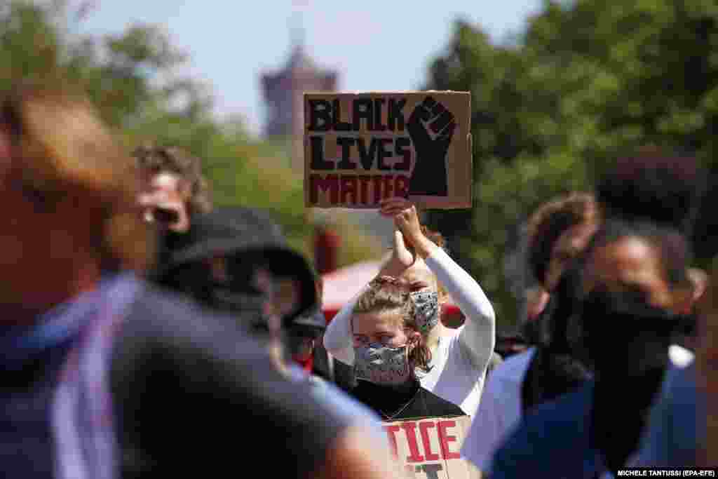 Акція на підтримку протестів у США проти жорстокості поліції, що призвела до смерті афроамериканця Джорджа Флойда. Люди стоять біля американського посольства у Берліні, Німеччина. 31 травня 2020 року (Фото EPA-EFE/MICHELE TANTUSSI)