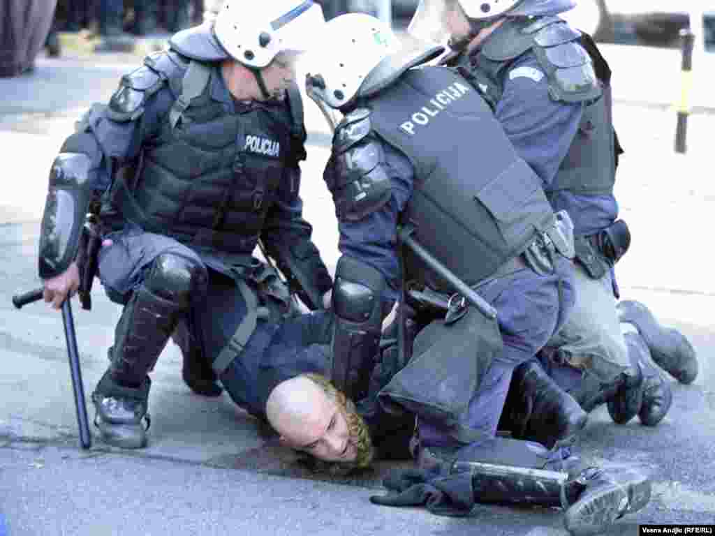 Судири на противниците на парадата со полицијата