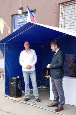 З відкриттям Центру чеських волонтерів привітав посол України Євген Перебийніс (праворуч)