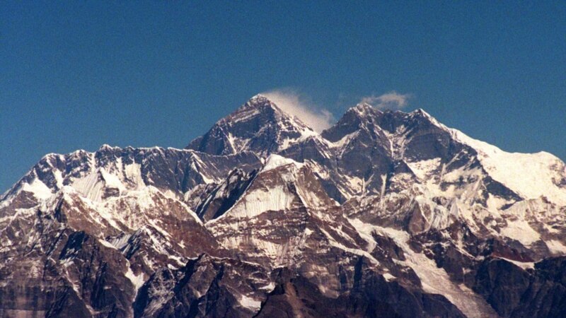 Alpinisti stradali u snežnoj oluji na Himalajima