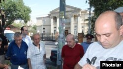 Կրպակատերերը բողոքի ցույց են անցկացնում Նախագահի նստավայրի մոտ: 16-ը օգոստոսի, 2011թ.