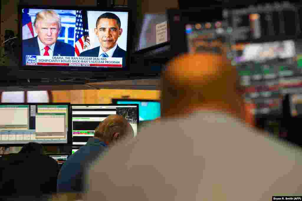 دونالد ترامپ&nbsp;روز دوشنبه با امضای یک فرمان اجرایی حکم به بازگشت تحریم&zwnj;های ایران داد. او در مراسم امضای این فرمان گفت&nbsp;سیاست آمریکا&nbsp;&laquo;وارد آوردن حداکثر فشار اقتصادی&raquo; بر ایران است. در تصویر: مردی در بازار بورس نیویورک در حال تماشای اخبار مربوط به این رویداد است. AFP PHOTO / Bryan R. Smith 