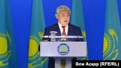 Аким Актюбинской области Бердибек Сапарбаев на отчетной встрече с населением. Актобе, 22 февраля 2017 года.