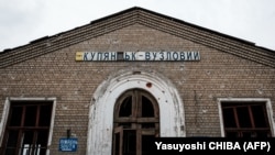 Здание железнодорожной станции в поселке Купянск-Узловой Харьковской области. Украина, 2 октября 2022 года