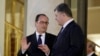 Президент Франции Франсуа Олланд провожает президента Украины Петра Порошенко на ступенях Елисейского дворца