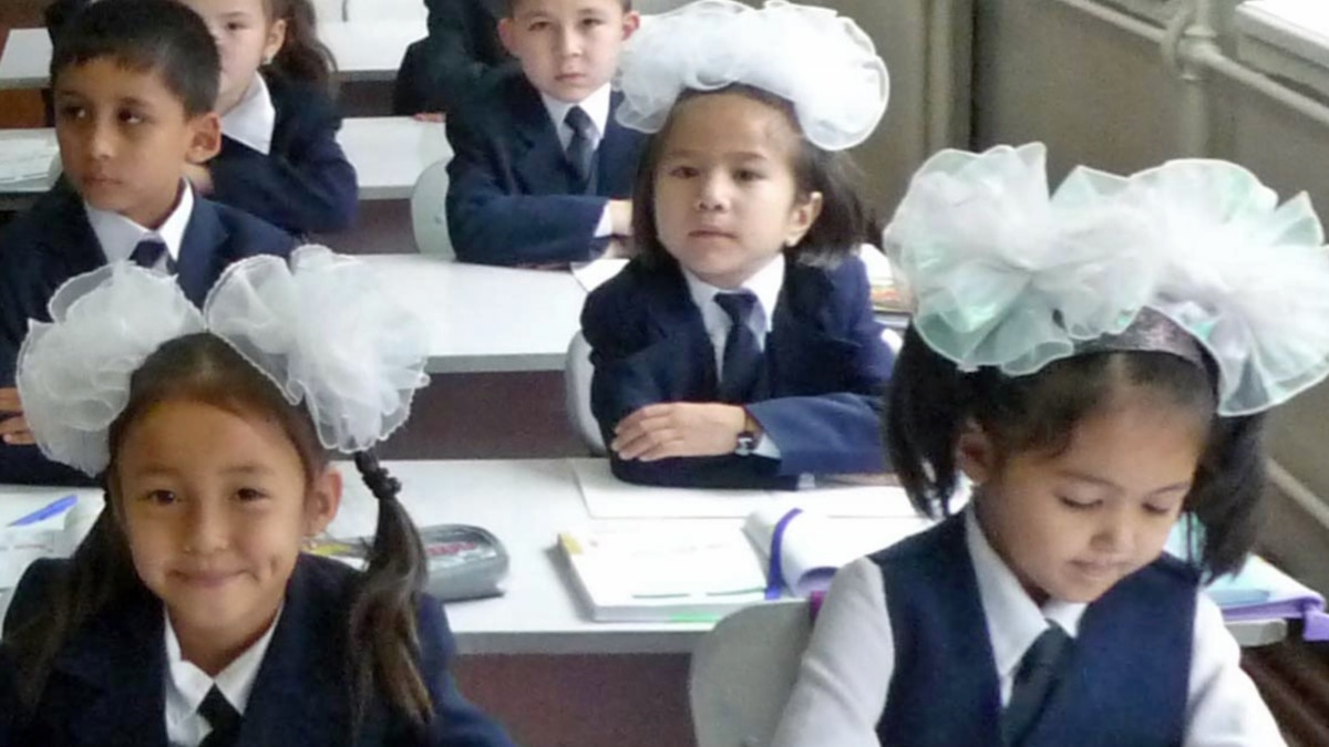 Сколько учатся в казахстане. Ученики Казахстан. Казахские школьники. Школы в Казахстане. Казахские девочки в школах.
