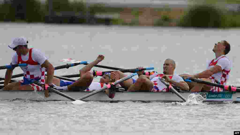 Hrvatski olimpijci: David Sain, Martin Sinković, Damir Martin i Valent Sinković nakon osvojenog srebra, London, 3. august 2012. Foto: AFP / Damien Meyer 