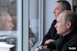 Владимир Путин с одним из попавших в американский список - вице-премьером Дмитрием Рогозиным