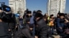 Задержания у монумента Независимости на алматинской площади Республики. Алматы, 1 марта 2020 года.