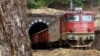 Trenurile de călători din România ating o viteză medie de sub 60 de kilometri pe oră din cauza liniilor de cale ferată vechi, dar și a locomotivelor la fel de bătrâne.