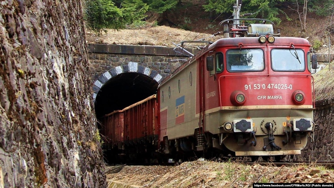 Trenurile de călători din România ating o viteză medie de sub 60 de kilometri pe oră din cauza liniilor de cale ferată vechi, dar și a locomotivelor la fel de bătrâne.