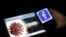 A Facebook logója, háttérben a koronavírus - 