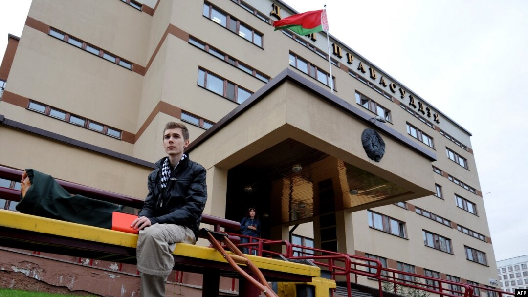 Александр Аляксандрия, 20 лет, раненый во время теракта в метро в Минске 11 апреля 2011, перед зданием суда