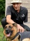 Un veteran ucrainean cu brațul amputat găsește alinare în îngrijirea câinilor 