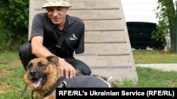 Ukrajinski veteran s amputiranom rukom pronašao utjehu u brizi za pse 